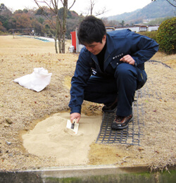 補修材敷き均し